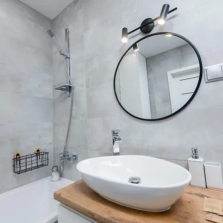 Karpia - 50m2, Parking, Balcony - By Rentujemy דירה פוזנן