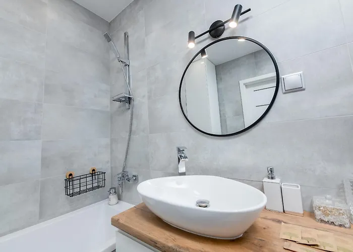 Karpia - 50m2, Parking, Balcony - By Rentujemy דירה פוזנן